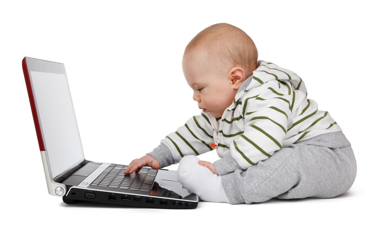 Bebé con computadora