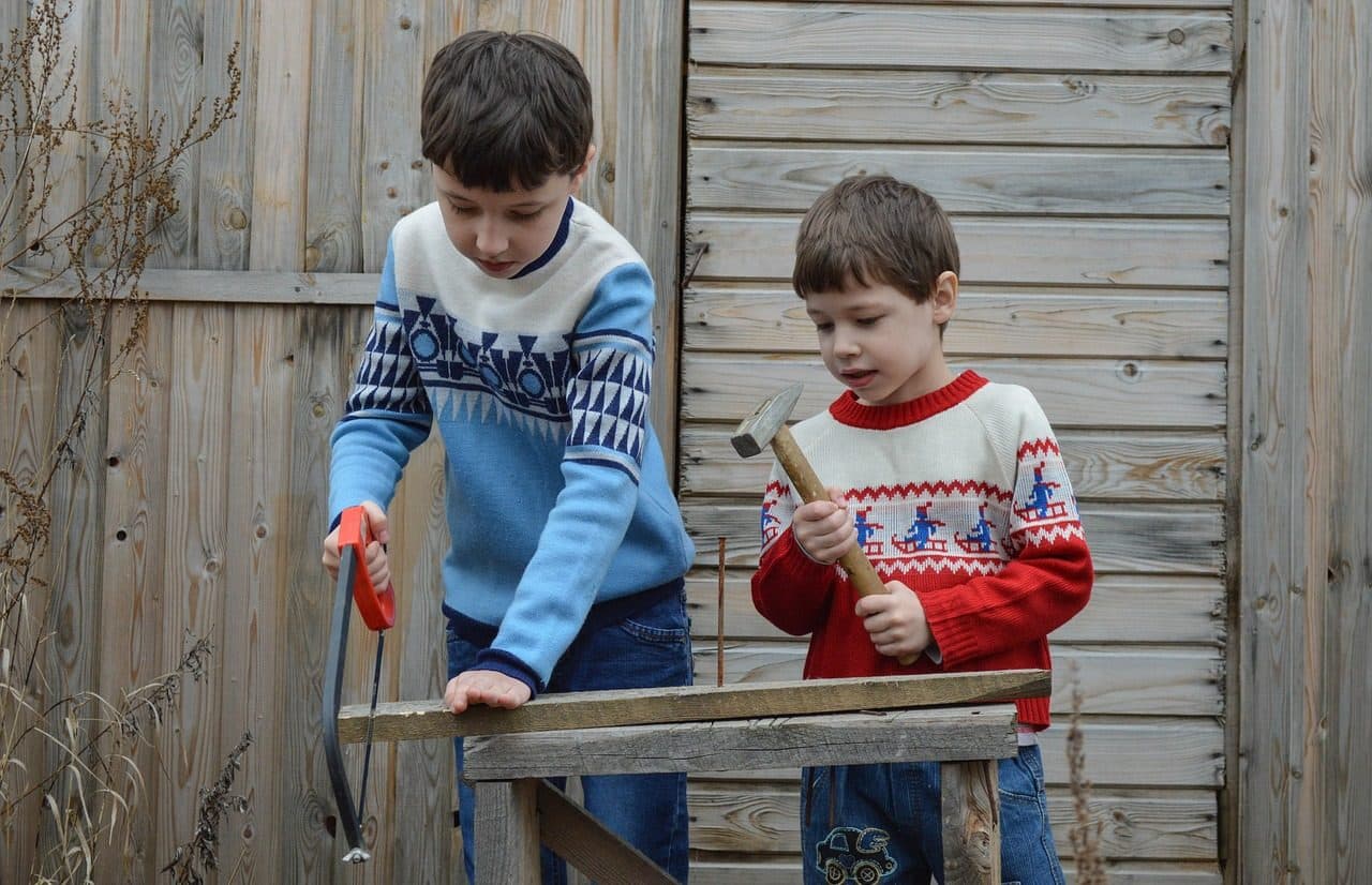 Niños con herramientas