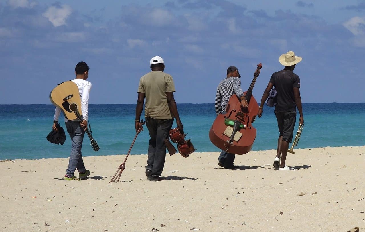 Músicos en la playa