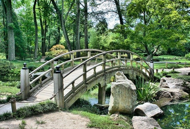 Puente peatonal jardín japonés