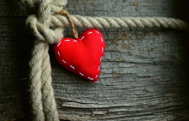 Un corazón rojo simboliza el amor