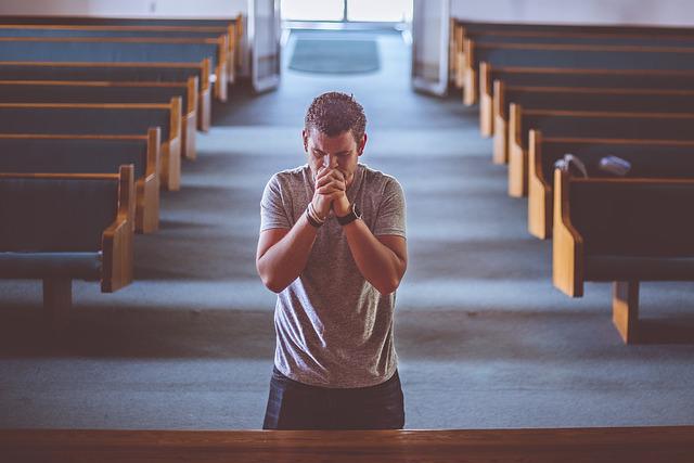 Contrición rezando en la iglesia