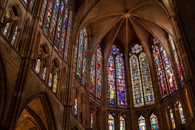 Interior de catedral con vitrales
