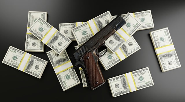 Dinero y arma de fuego