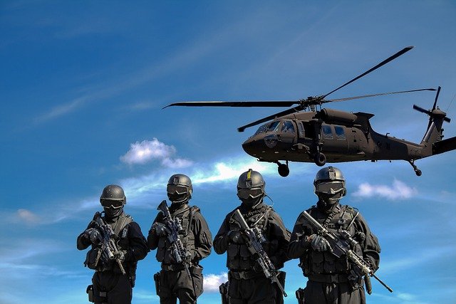 Soldados y helicóptero