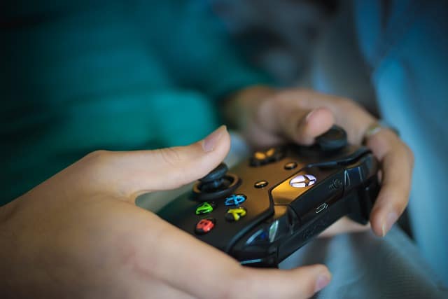 Persona jugando con mando de Xbox One