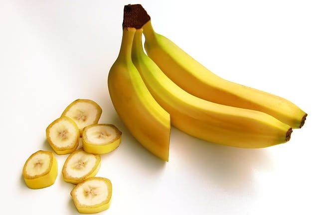 Racimo y rodajas de banana