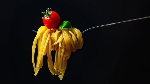 Tenedor con spaghetti, tomate y perejil