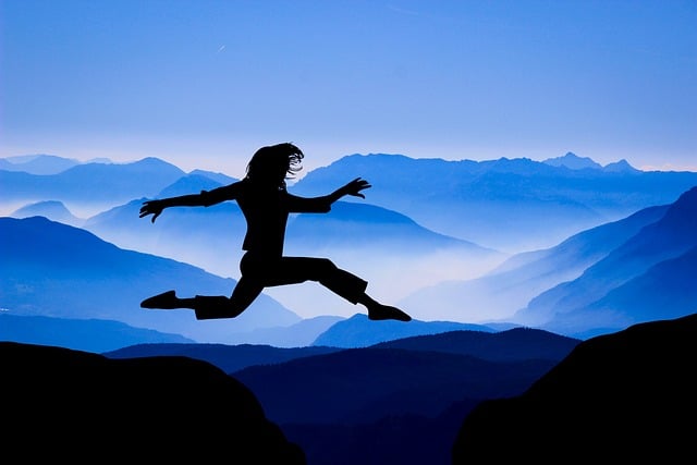 Mujer saltando en la montaña