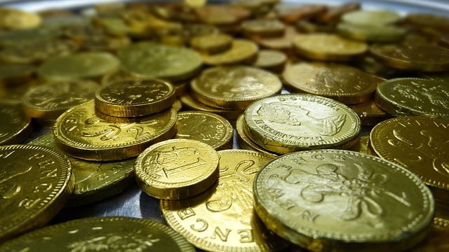 Muchas monedas sobre una mesa