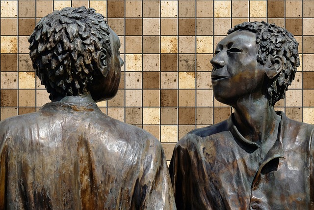 Dos estatuas de bronce