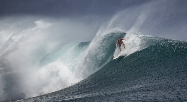 Surfista ola gigante