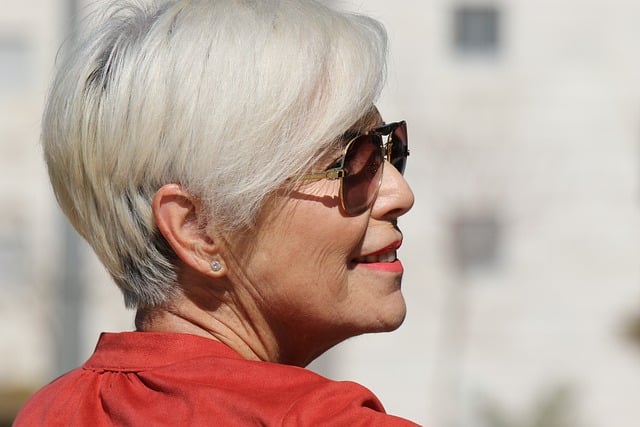 Mujer cabello blanco gafas de sol