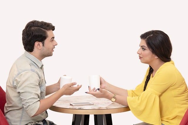 Hombre y mujer conversando y bebiendo café