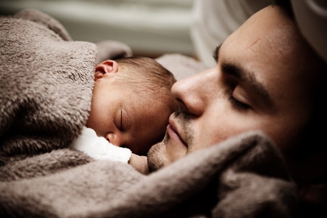 Hombre durmiendo con su bebé