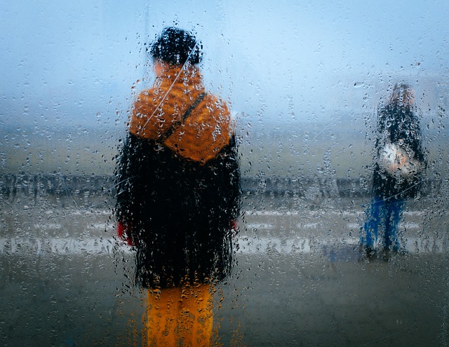 Dos personas bajo la lluvia