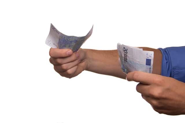 Hombre entregando billetes de euros