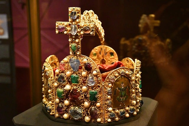 Corona de oro con piedras incrustadas