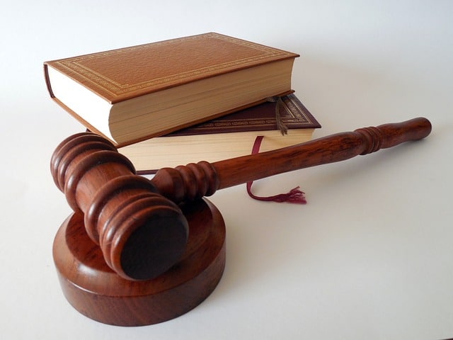 Libros de derecho y mazo de juez