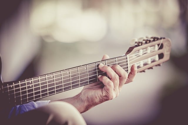 Persona tocando la guitarra