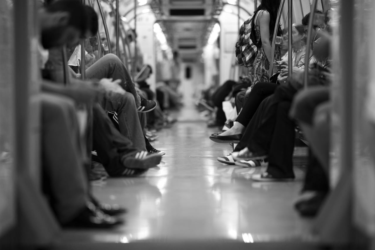 Gente viajando en metro