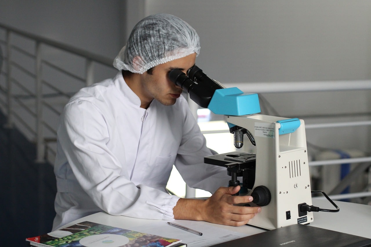Científico usando un microscopio