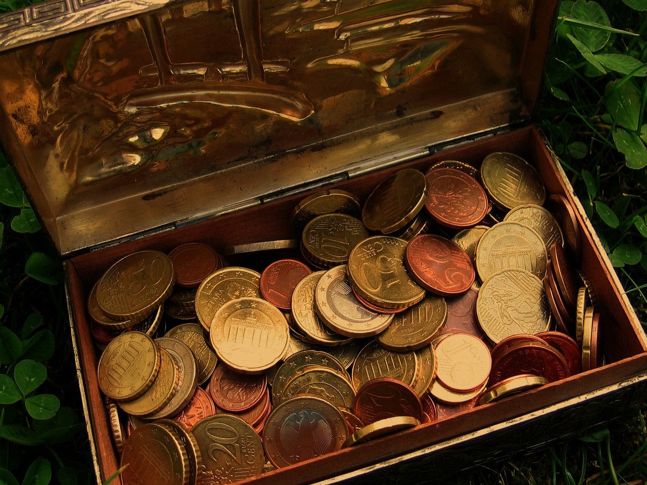 Cofre lleno de monedas