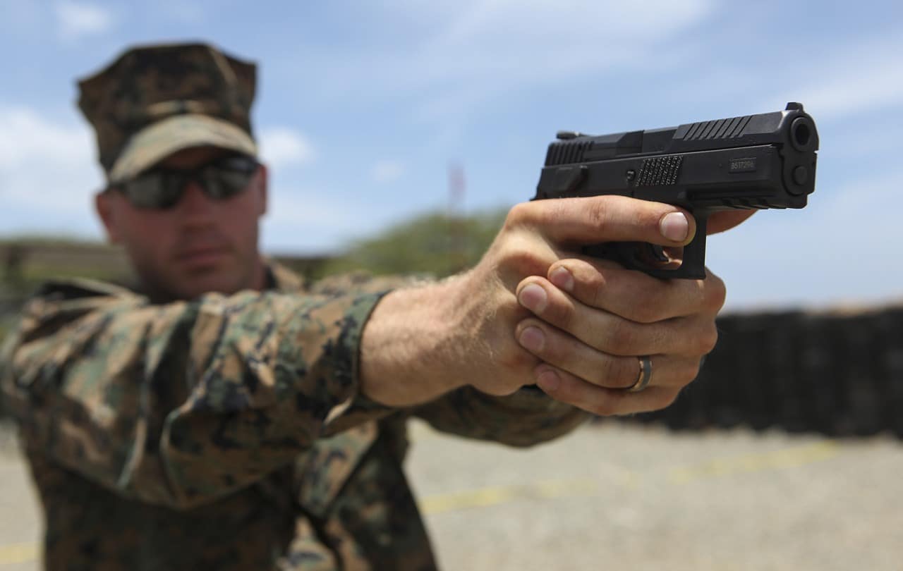 Soldado apuntando con una pistola