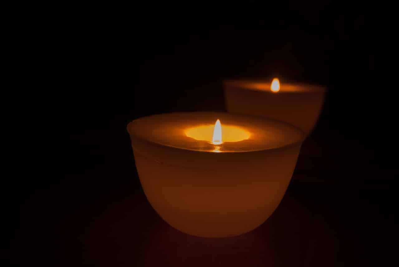 Dos velas en la oscuridad