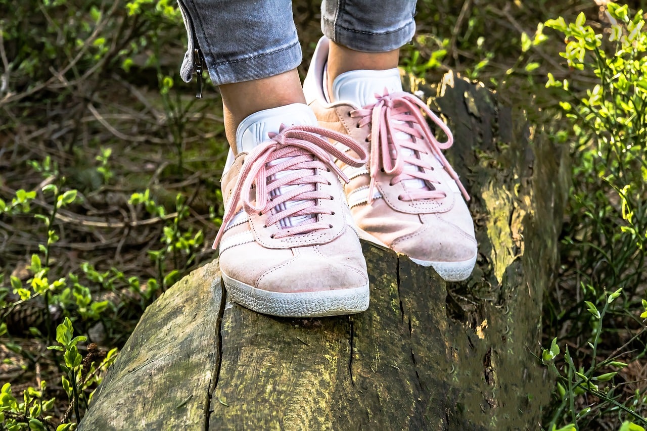 Zapatillas con cordones rosas