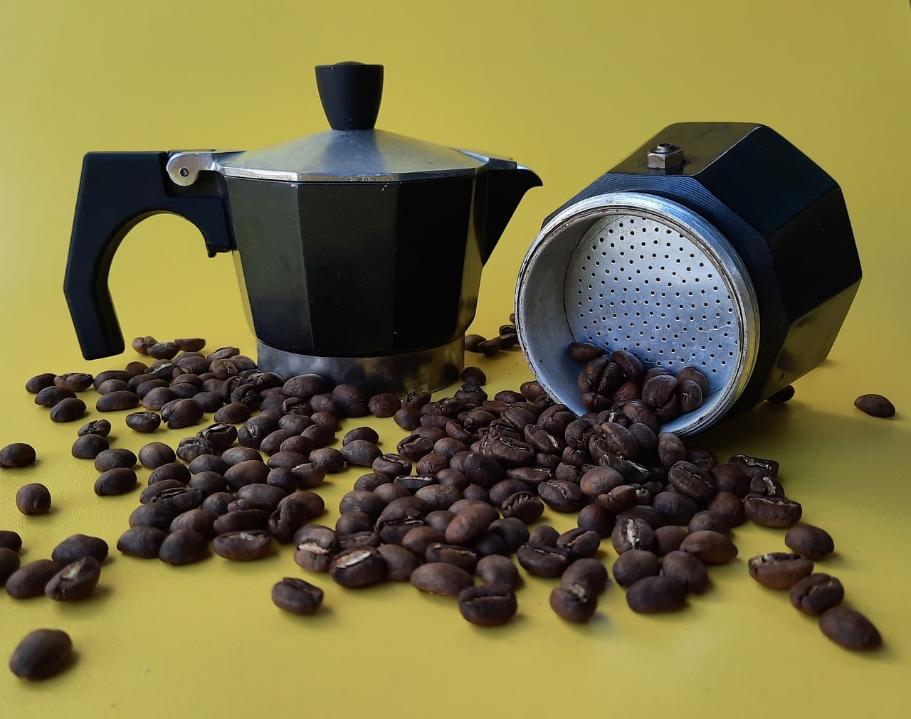 Jarra cafetera con granos de café