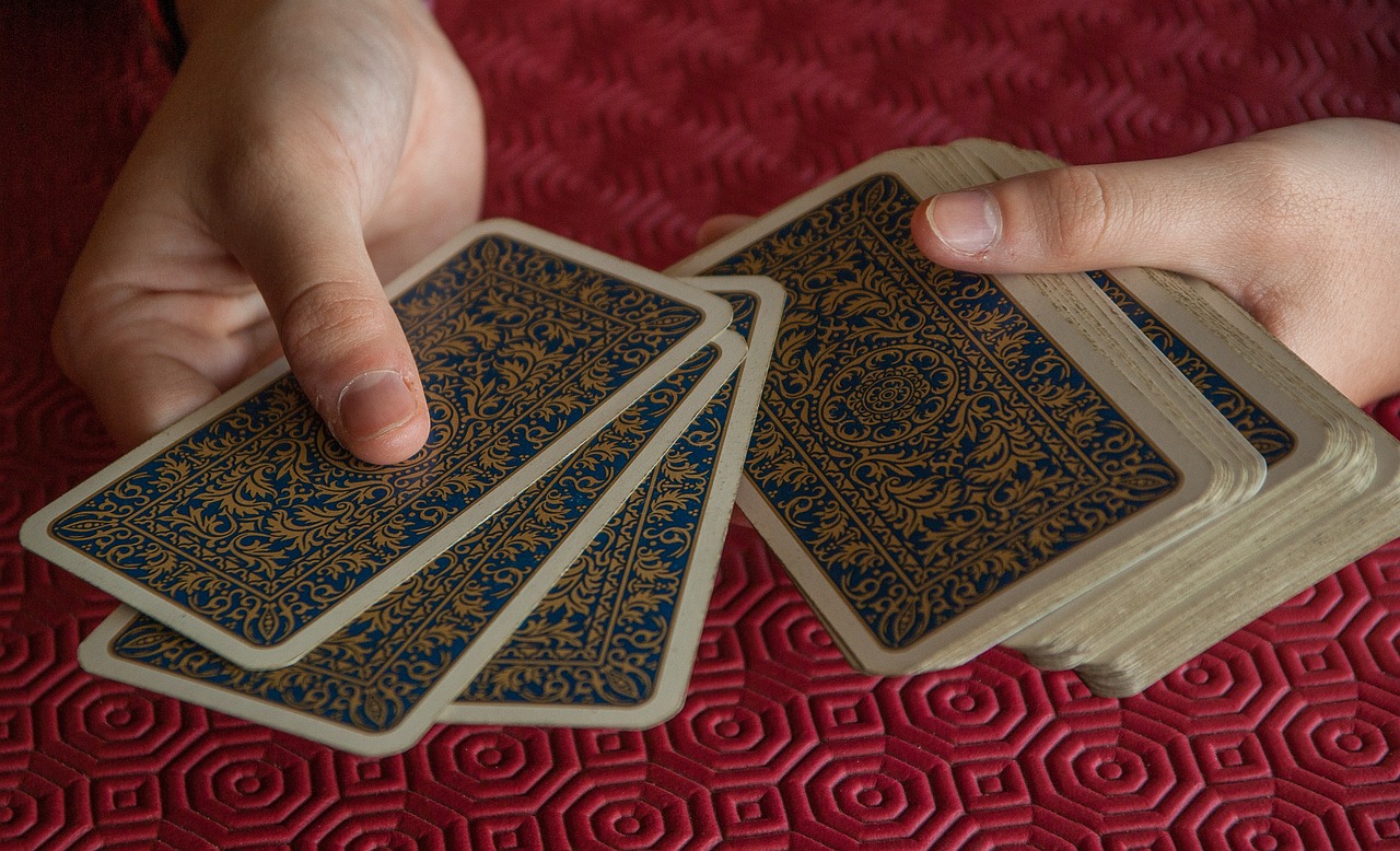 Persona barajando cartas