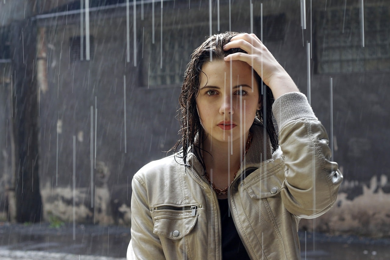 Mujer con chaqueta bajo la lluvia