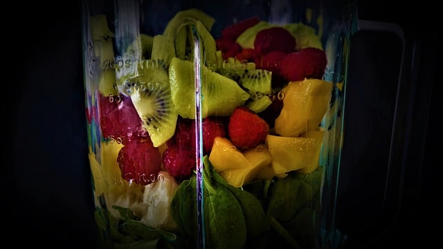 Varias frutas en una licuadora