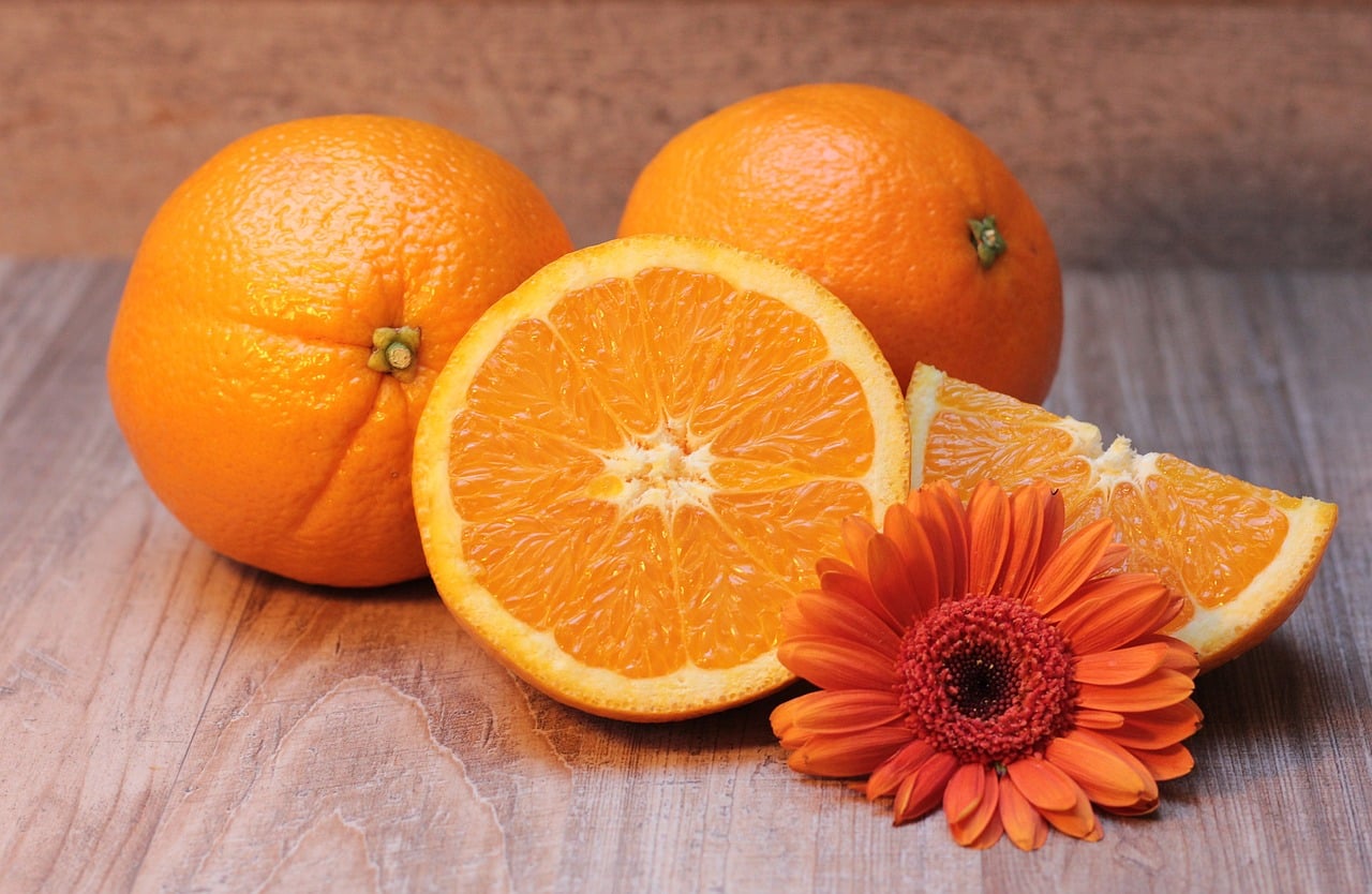 Naranjas sobre una mesa