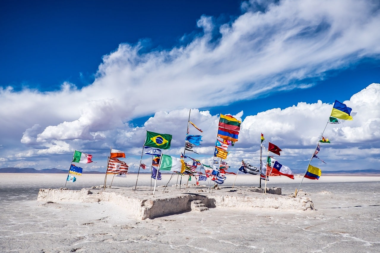 Diversas banderas del mundo en la playa