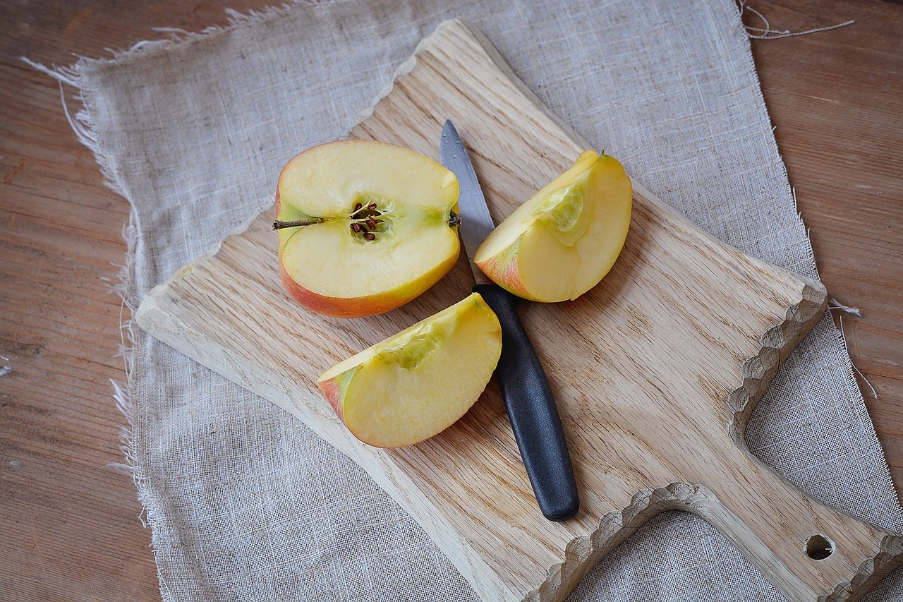 Manzana troceada sobre tabla de cortar