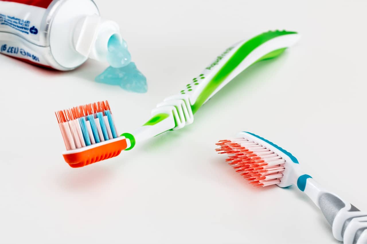 Cepillo de dientes y dentífrico