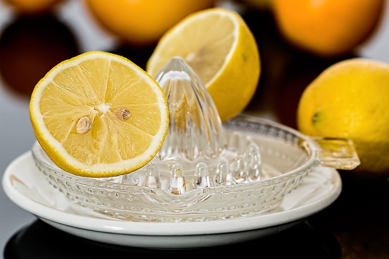 Exprimidor de cítricos y limón cortado