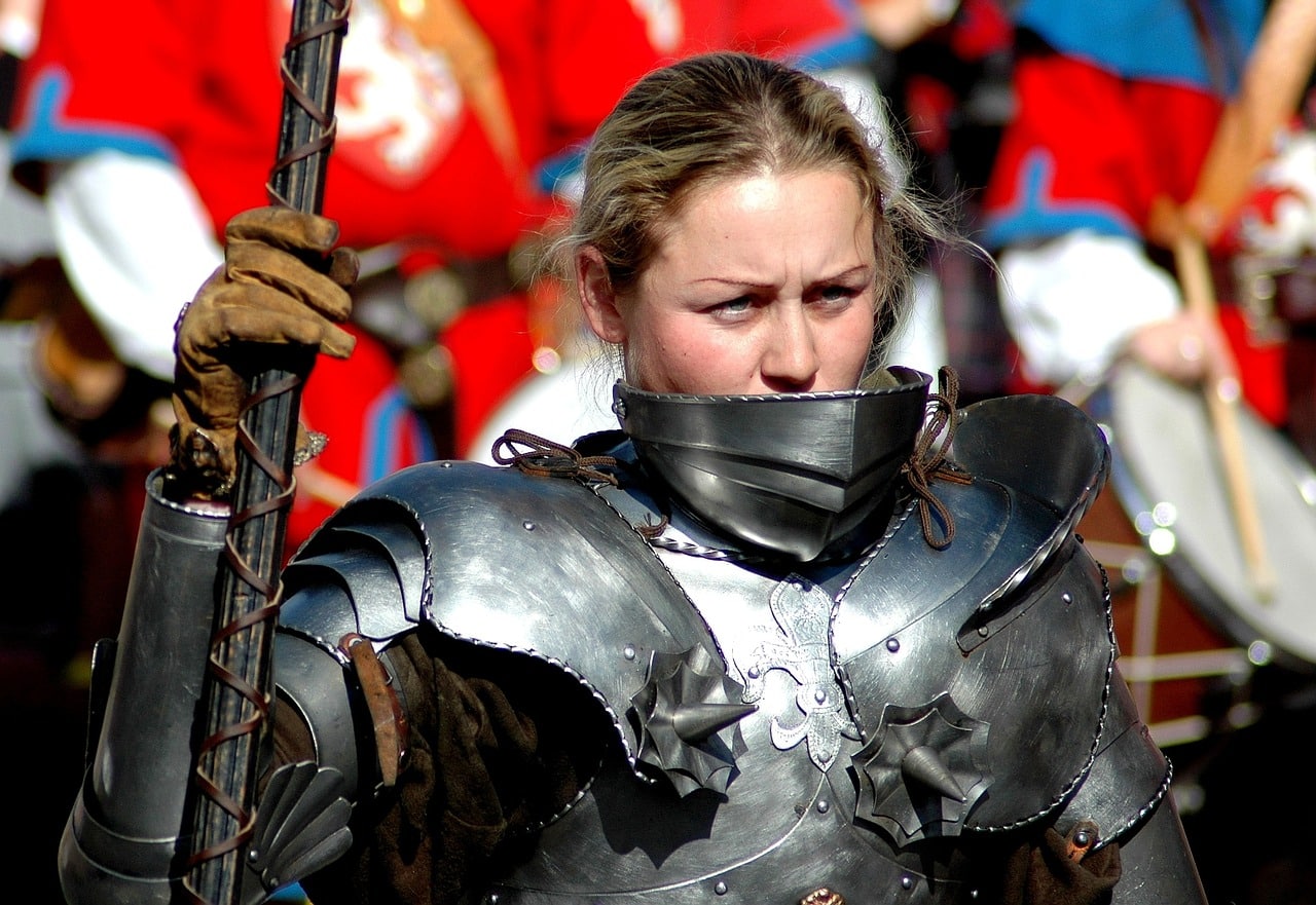 Mujer vistiendo armadura de acero
