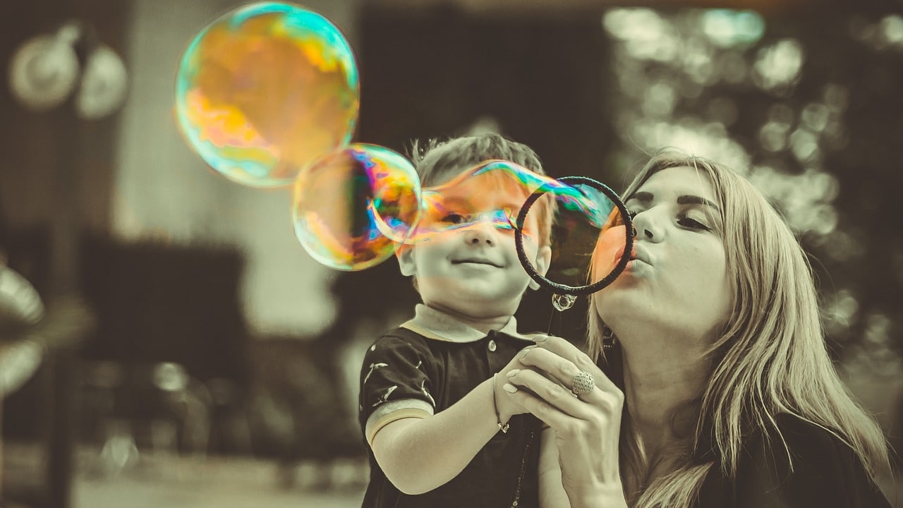 Madre e hijo haciendo burbujas
