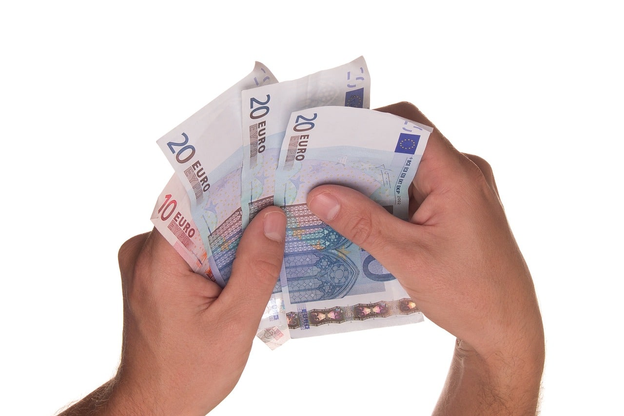 Persona contando billetes de euros