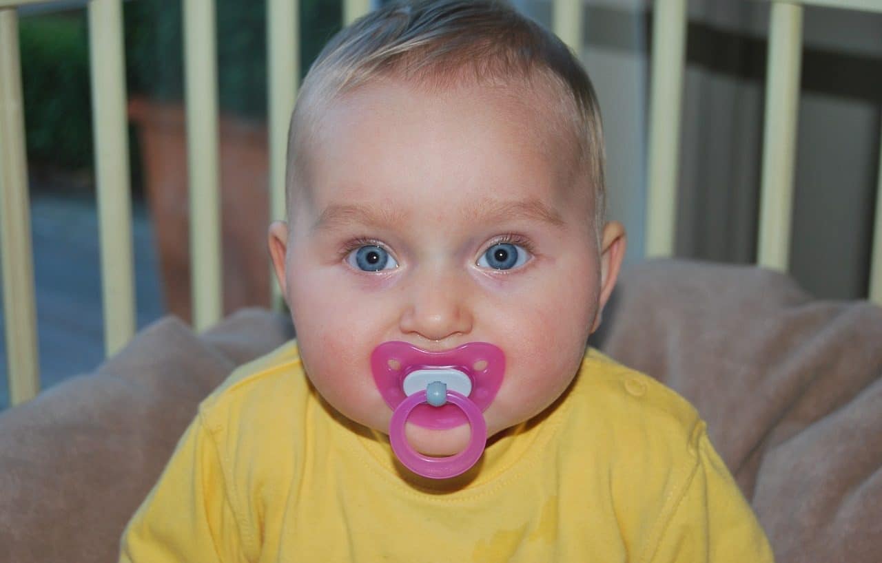 Bebé con chupete rosa