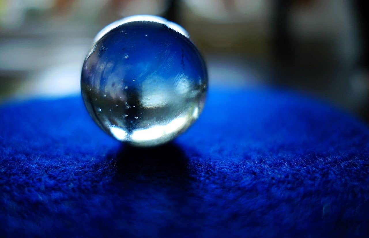 Bola de cristal sobre mesa azul