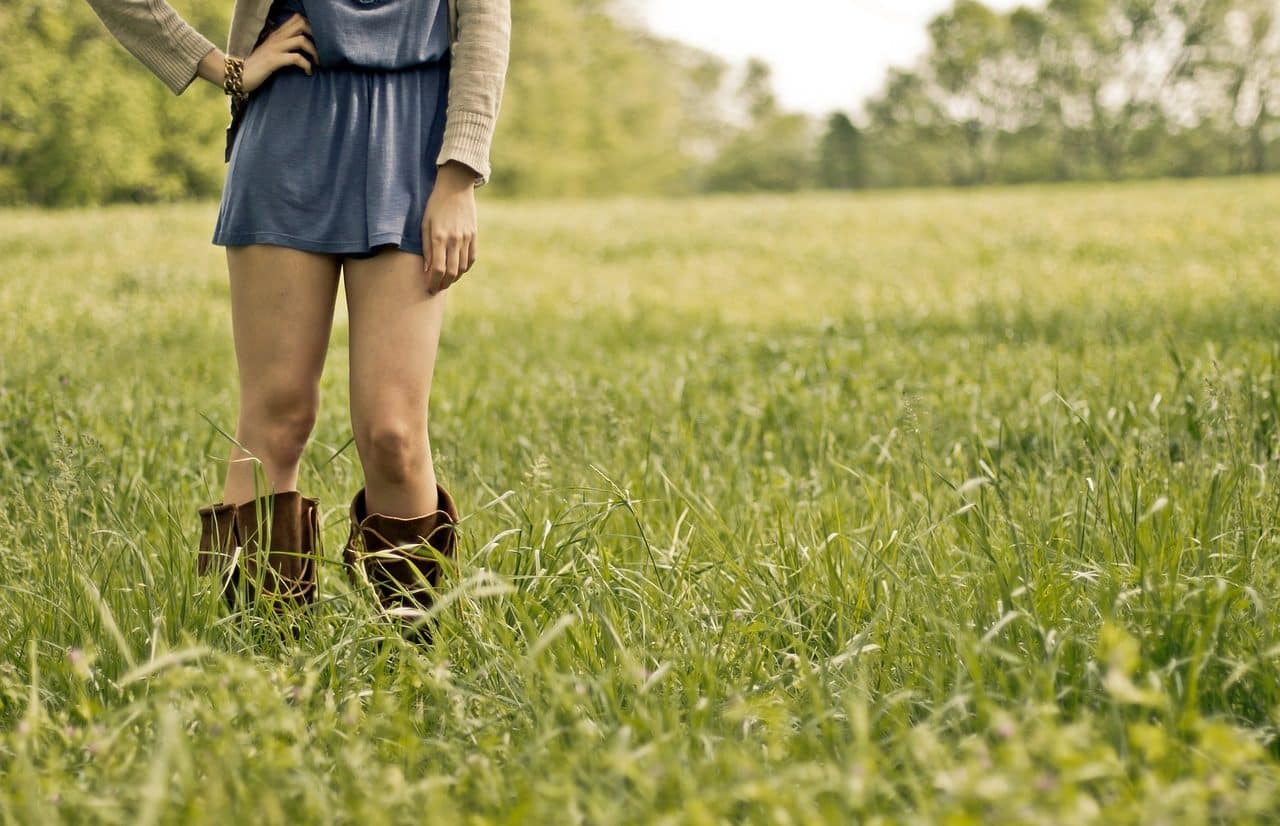 Mujer con falda en el campo