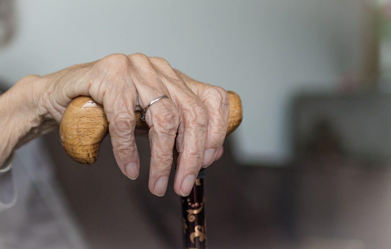 Mujer anciana apoyada sobre su bastón