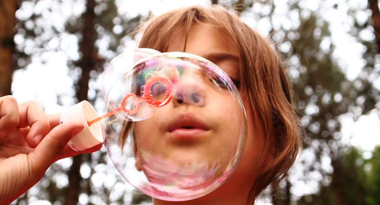 Niñas jugando a hacer burbujas