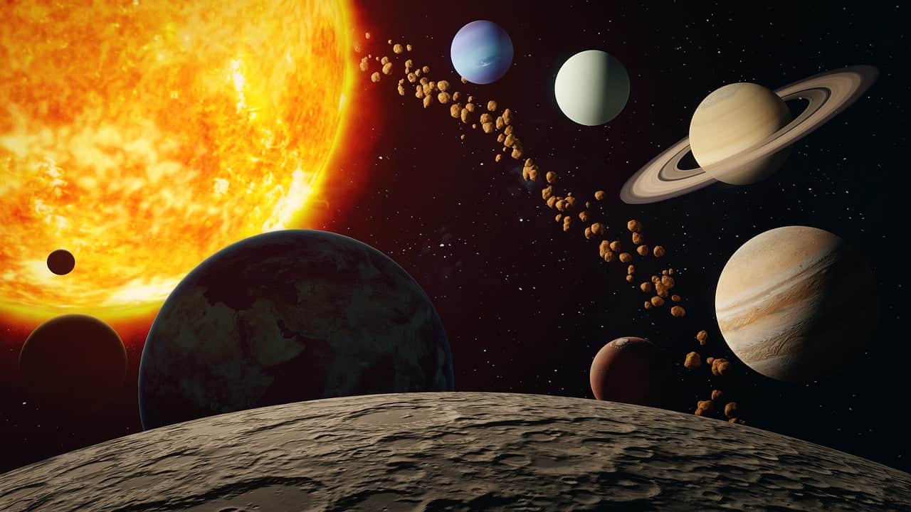 En el sistema solar hay un cinturón de asteroides.