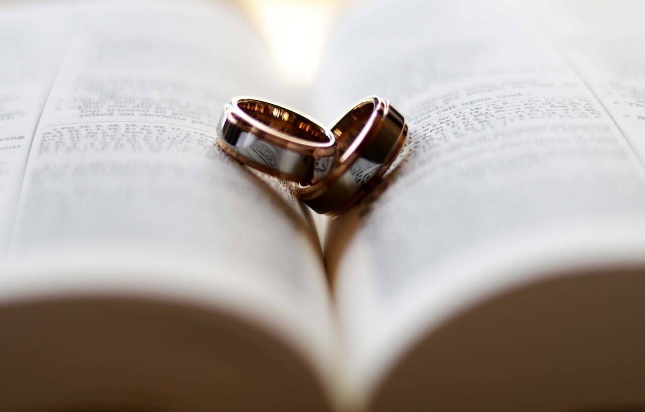 Anillos de boda sobre la Biblia
