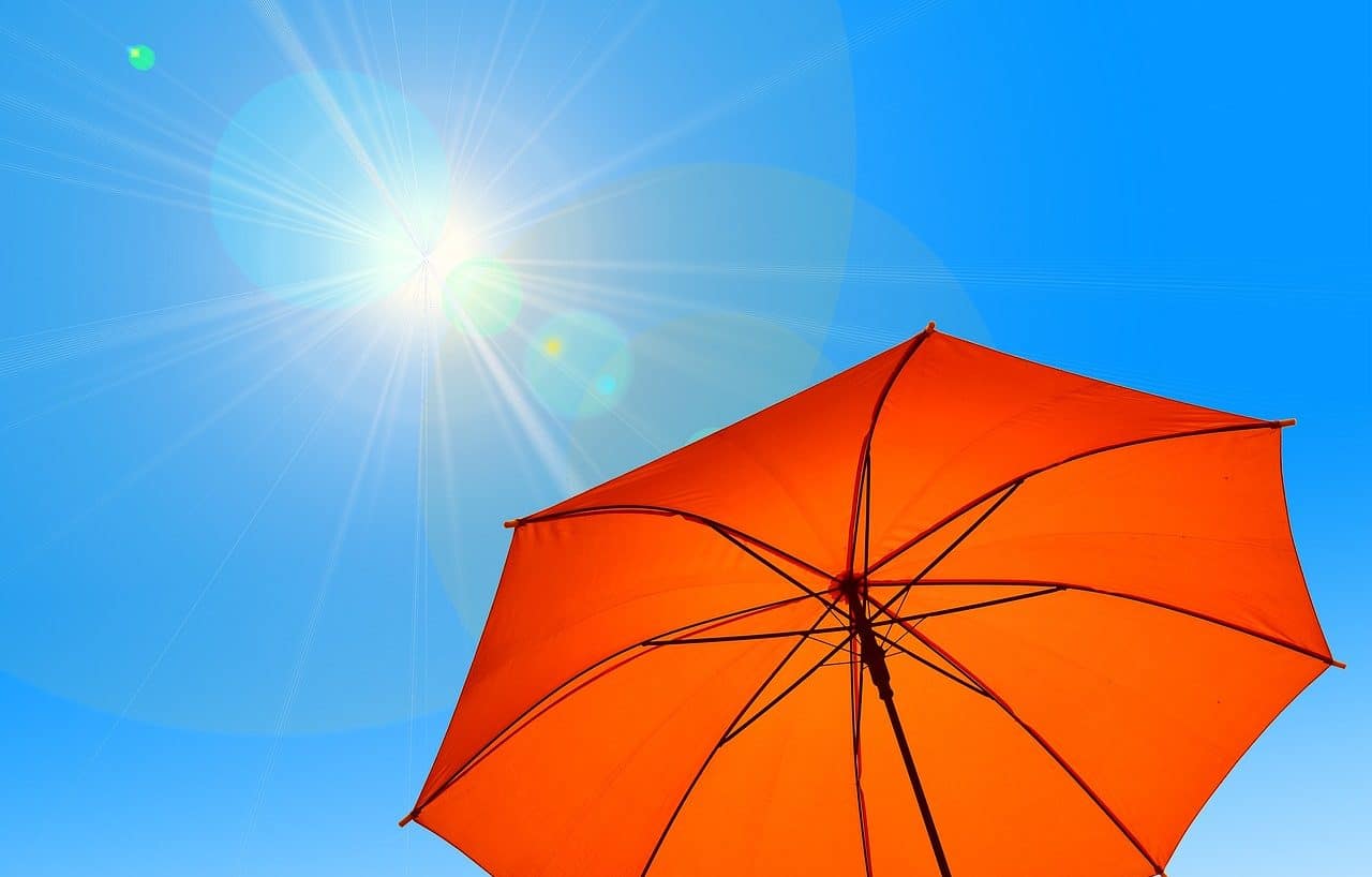 Sombrilla anaranjada en un día soleado